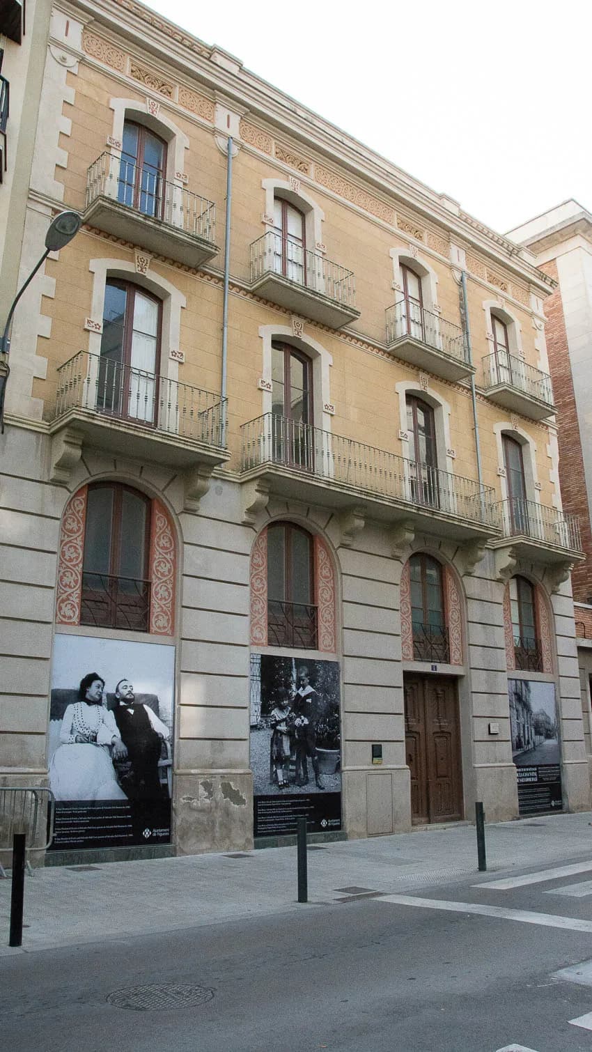 Fachada clásica del Hotel Plaza Inn Spain, edificio histórico de varias plantas con balcones en una calle tranquila de la ciudad