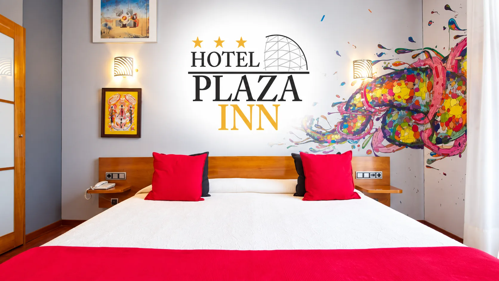 Habitación doble luminosa del Hotel Plaza Inn en España, con cabecero de madera, mural colorido y ropa de cama blanca y roja